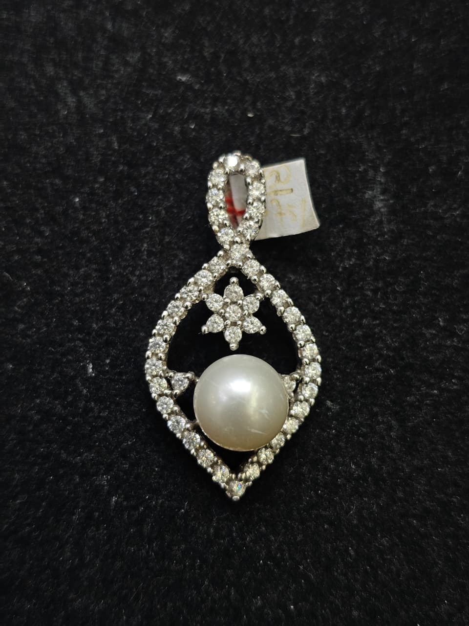 LIONTIN MUTIARA