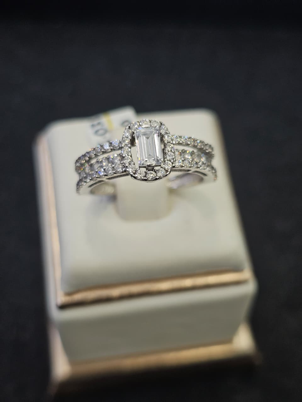 CINCIN OVAL AMR