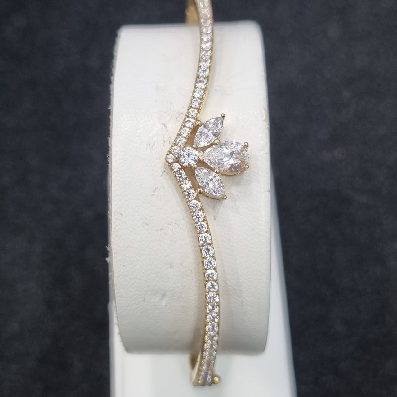 GELANG B V LISTRING MATA AD