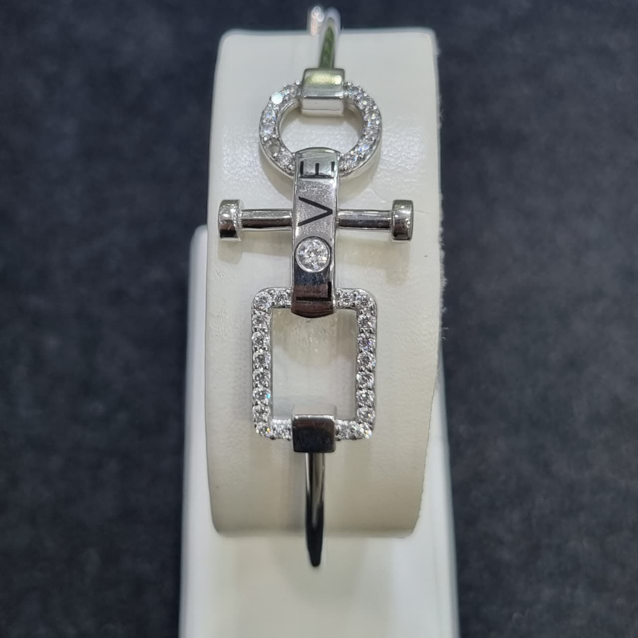 GELANG B LOVE KOTAK BULAT MATA AD